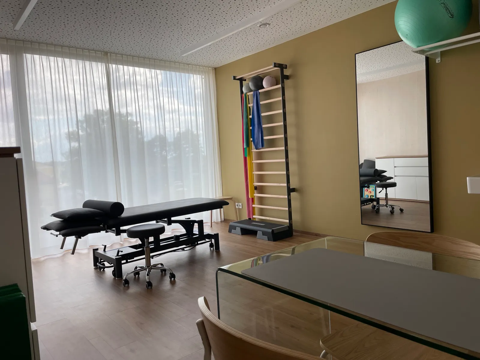 Therapieraum von Ergotherapie Anja Engelmann in Seitenstetten mit Behandlungsliege und Sprossenwand